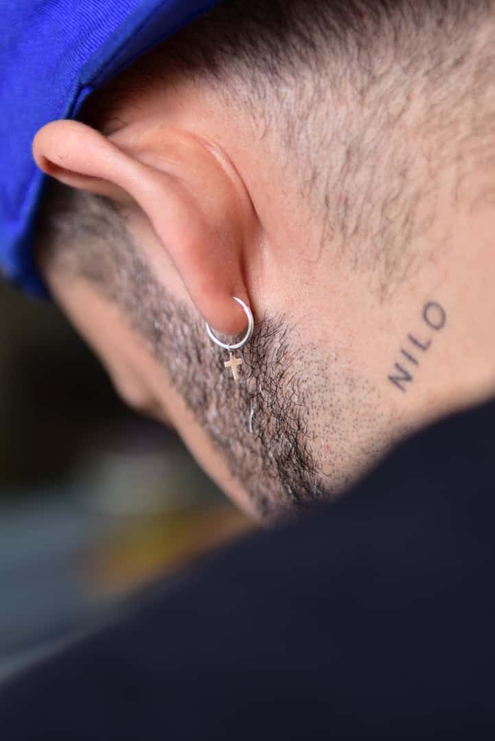 Detailaufnahme Tattoo am Hals